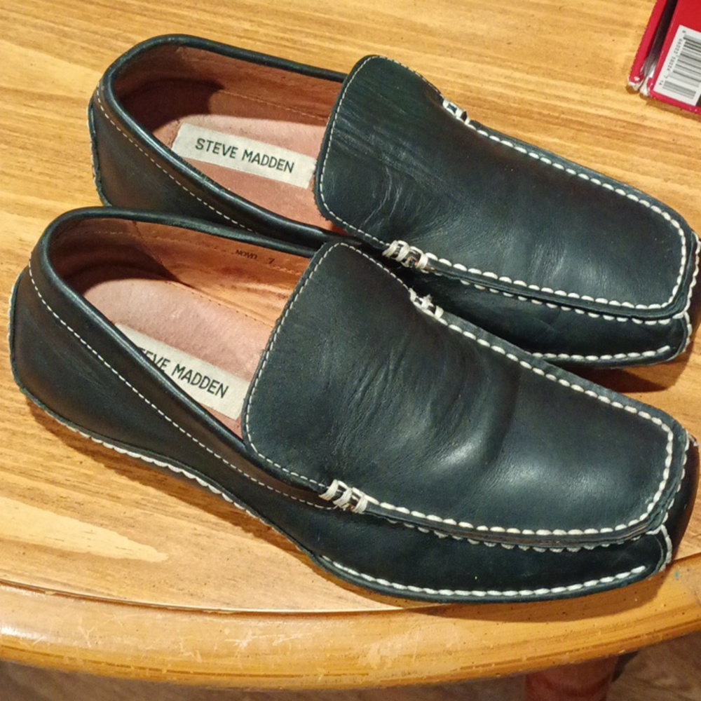 STEVE MADDEN BLACK LEATHER LOAFERS WITH WHITE STITCHING MENS SIZE 7.